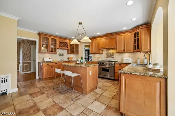 5 Witherspoon Rd, Clifton City, NJ 07013