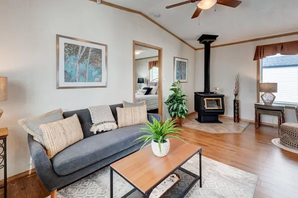 6724 17 AVE SE #6, Calgary, AB T2A 0W5