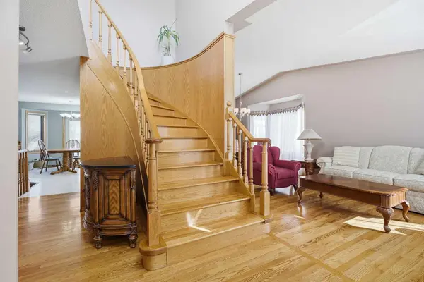 146 Hawkdale CIR NW, Calgary, AB T3G 2W9