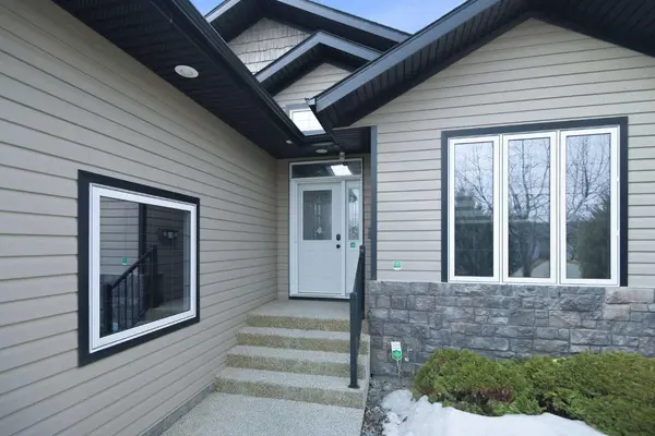 91 Woodrow Close, Red Deer, AB T4N 7G1