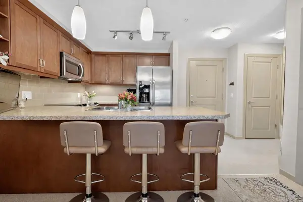 310 Mckenzie Towne Gate SE #3302, Calgary, AB T2Z 1J4