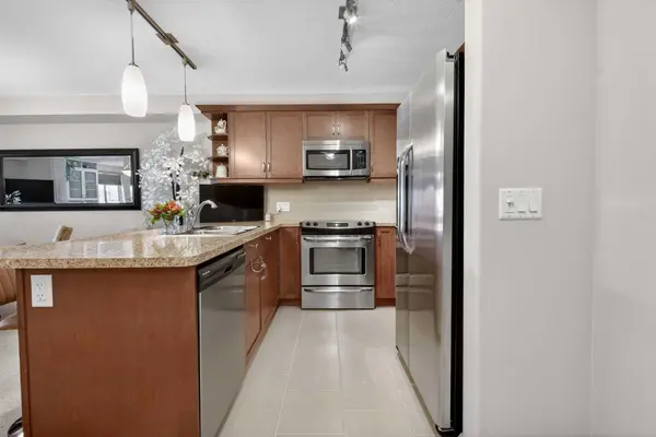 310 Mckenzie Towne Gate SE #3302, Calgary, AB T2Z 1J4