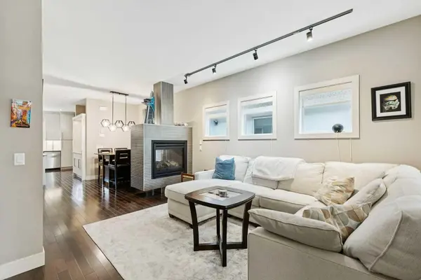 2231 26 AVE SW, Calgary, AB T2T 1E9