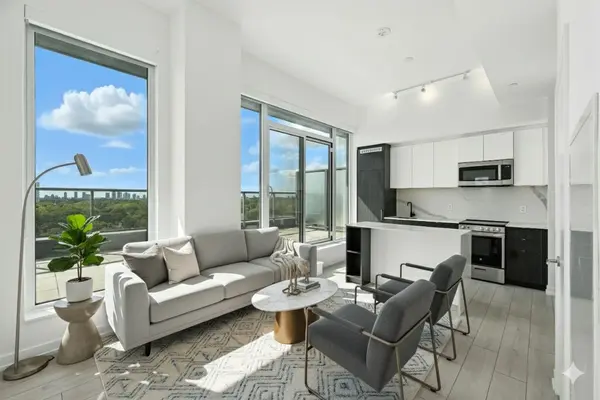 500 Dupont ST #815, Toronto C02, ON M6G 0B8