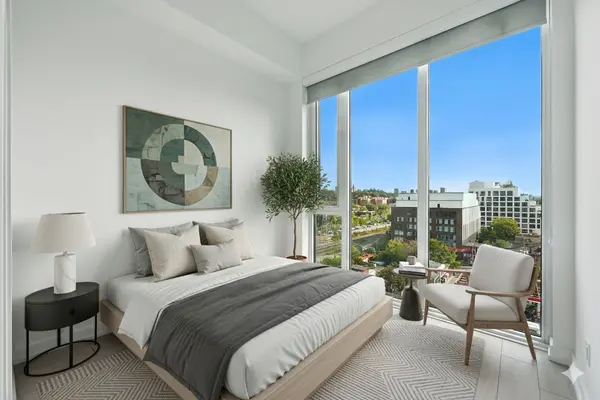 500 Dupont ST #815, Toronto C02, ON M6G 0B8