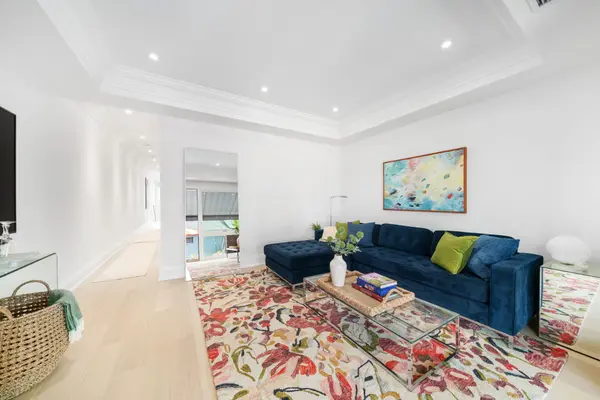 112 Argyle ST, Toronto C01, ON M6J 1N9