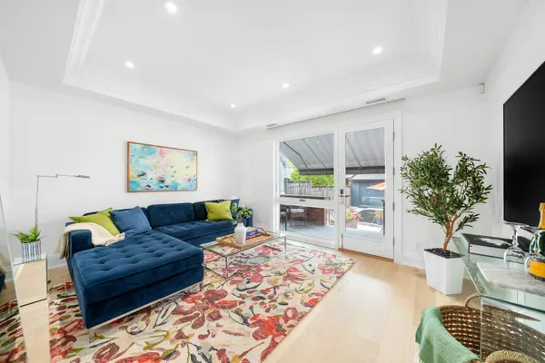 112 Argyle ST, Toronto C01, ON M6J 1N9