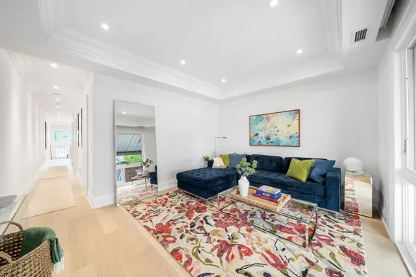 112 Argyle ST, Toronto C01, ON M6J 1N9