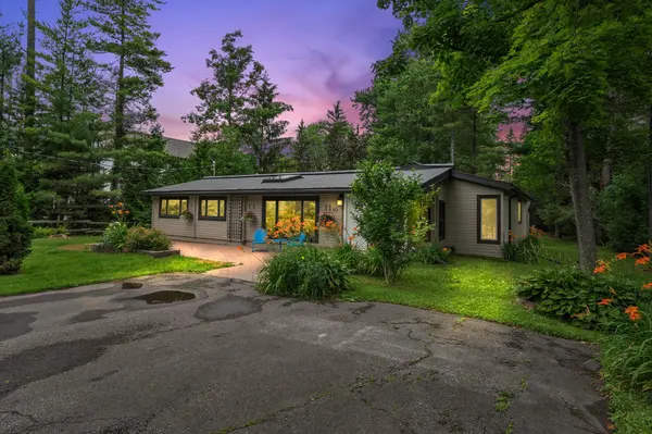 10 Maplewood LN, Georgina, ON L0E 1R0