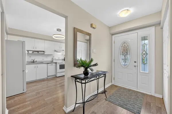 35 Parkland CT, Aurora, ON L4G 3M5