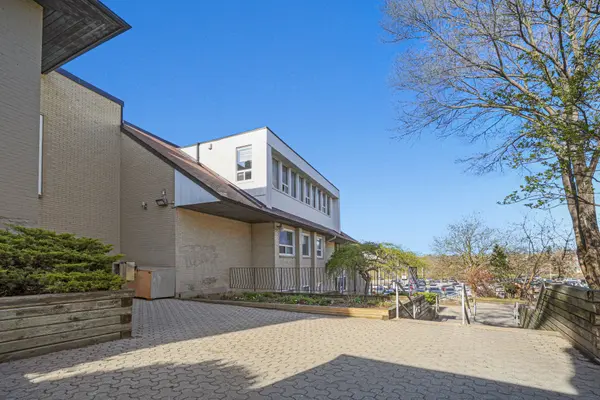 171 Main ST S #303, Newmarket, ON L3Y 3Y9