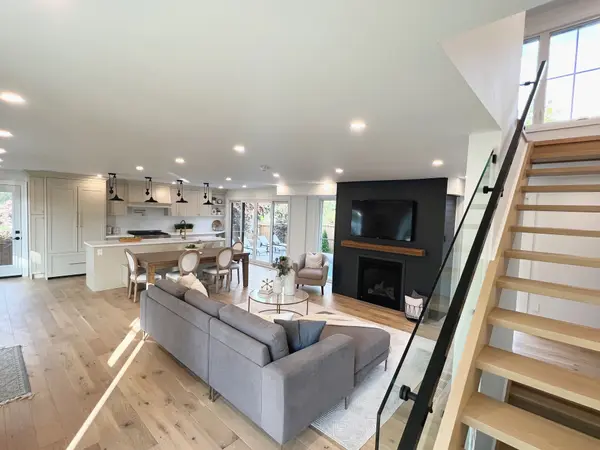 2212 Urwin CRES, Oakville, ON L6L 2T2