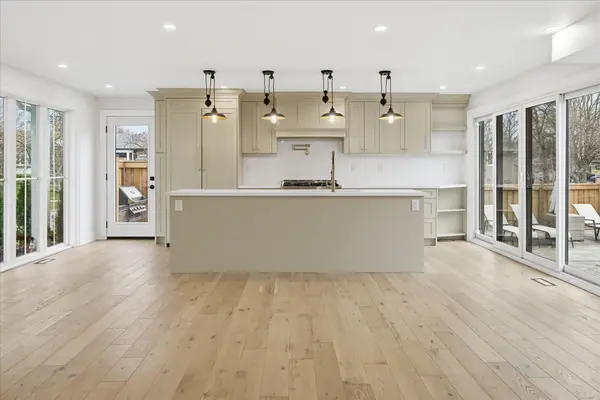 2212 Urwin CRES, Oakville, ON L6L 2T2