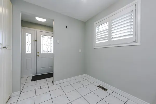 7566 Lockington CRES, Mississauga, ON L4T 2V5