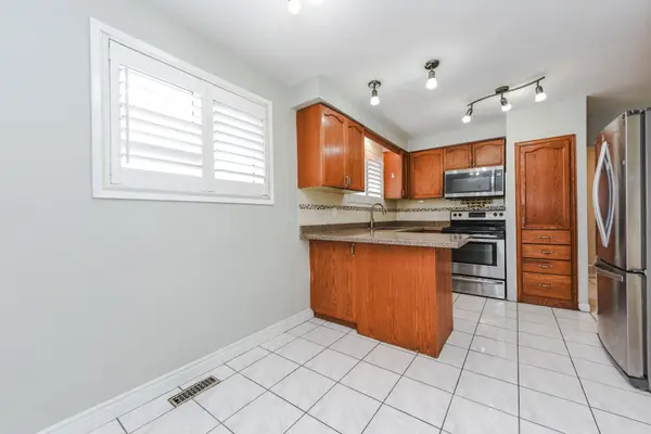 7566 Lockington CRES, Mississauga, ON L4T 2V5