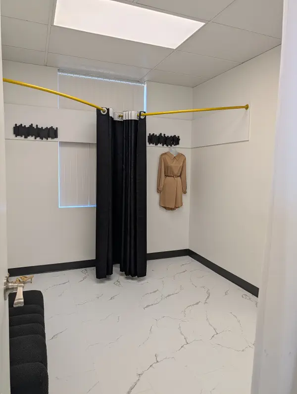 700 DUNDAS ST E #202, Mississauga, ON L4Y 3Y5