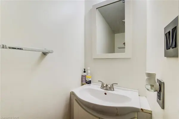 15 GREEN VALLEY DR #27, Kitchener, ON N2P 1K7