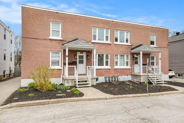 327-329 Shakespeare ST, Vanier And Kingsview Park, ON K1L 5M1