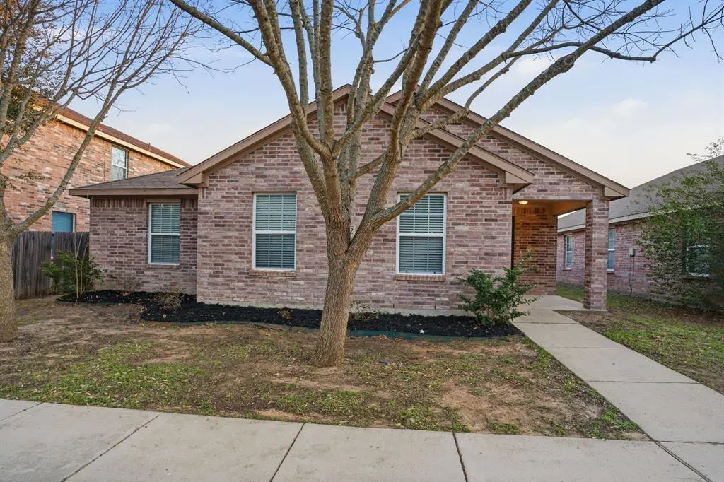 1922 Cross Oaks Drive, Lancaster, TX 75146