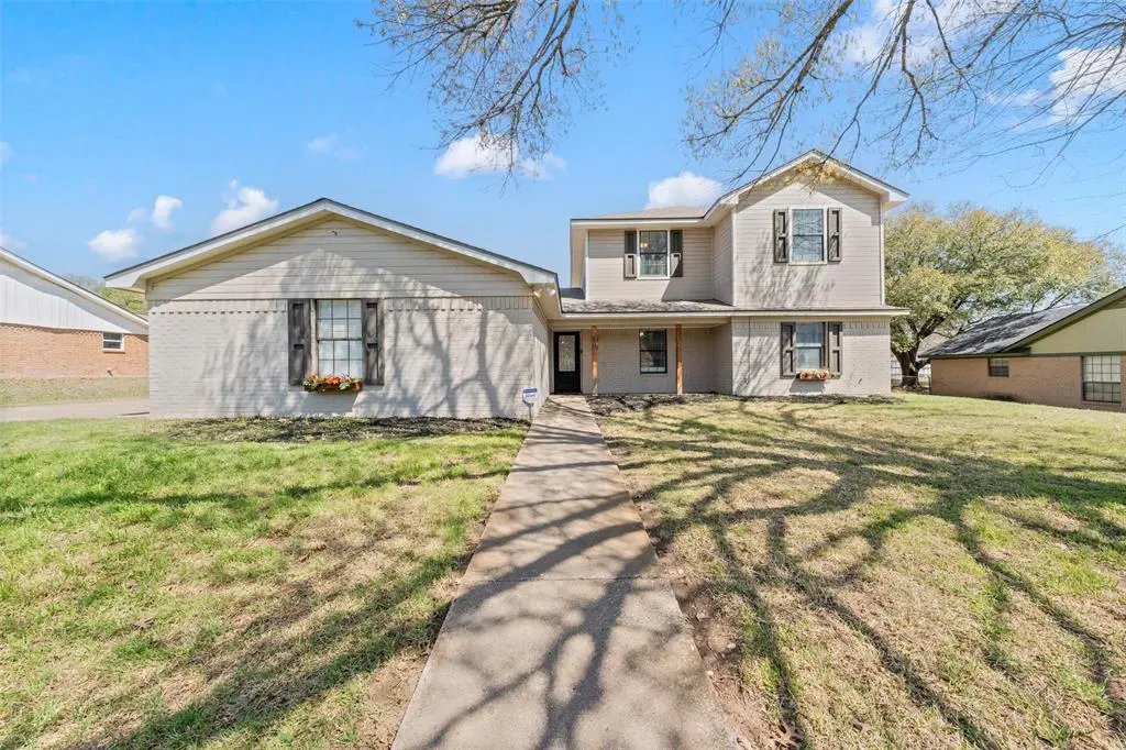 216 Hillside Drive, Hewitt, TX 76643