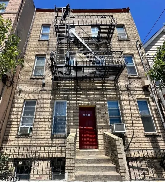 208 38th St, Union City, NJ 07087