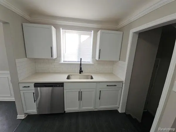 20300 ELKHART ST, Harper Woods, MI 48225