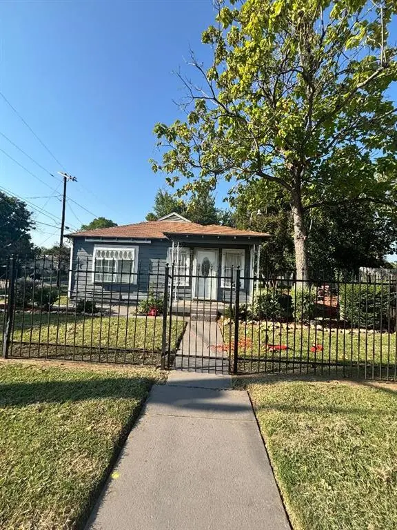 3801 E Berry Street, Fort Worth, TX 76105