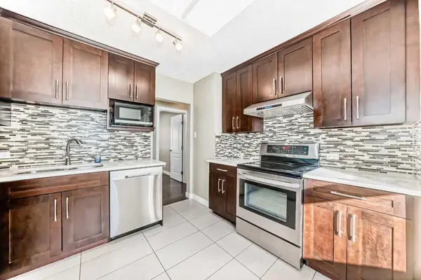 319 45 AVE SW, Calgary, AB T2S 1B3