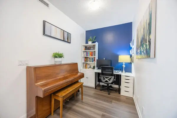 500 Sherbourne ST #606, Toronto C08, ON M4X 1L1