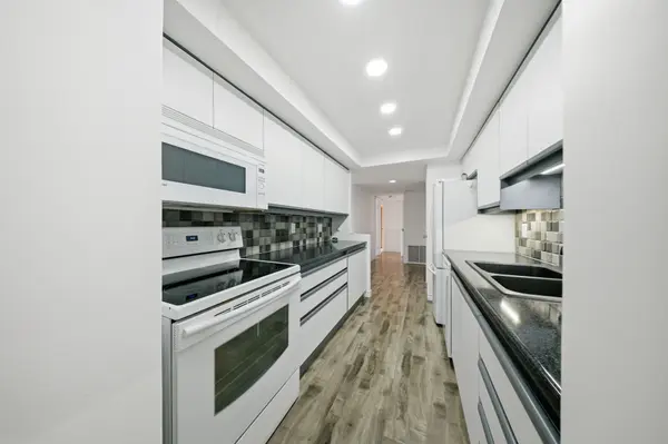 1300 Bloor ST #1709, Mississauga, ON L4Y 3Z2