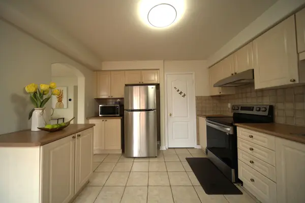 30 ORANGEGROVE DR, Brampton, ON L7A 3N4