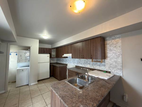 37 Elizabeth ST N, Brampton, ON L6X 1S3