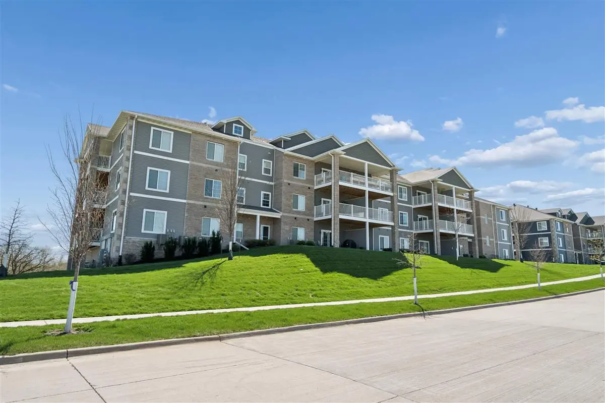 2871 Spring Rose Cir #201, Coralville, IA 52241