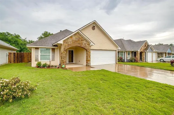 228 Lovers Path Drive, Springtown, TX 76082