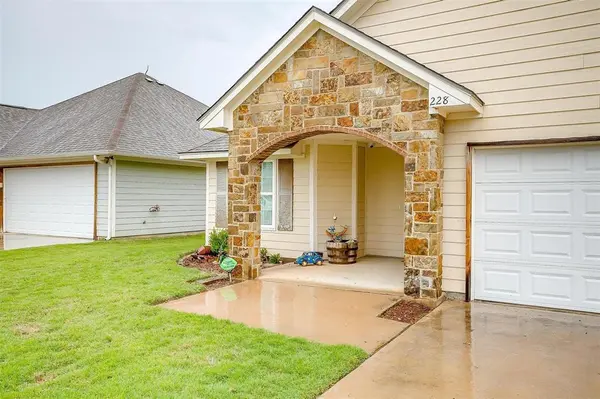 228 Lovers Path Drive, Springtown, TX 76082