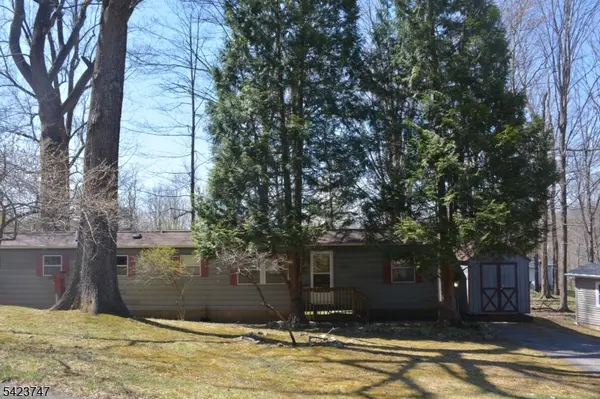 10 Watergate Dr, High Bridge Boro, NJ 08829