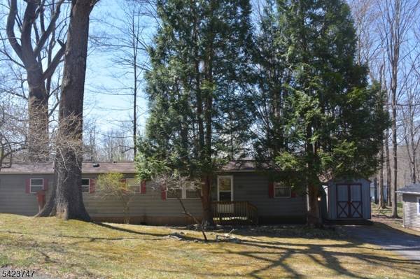 10 Watergate Dr, High Bridge Boro, NJ 08829