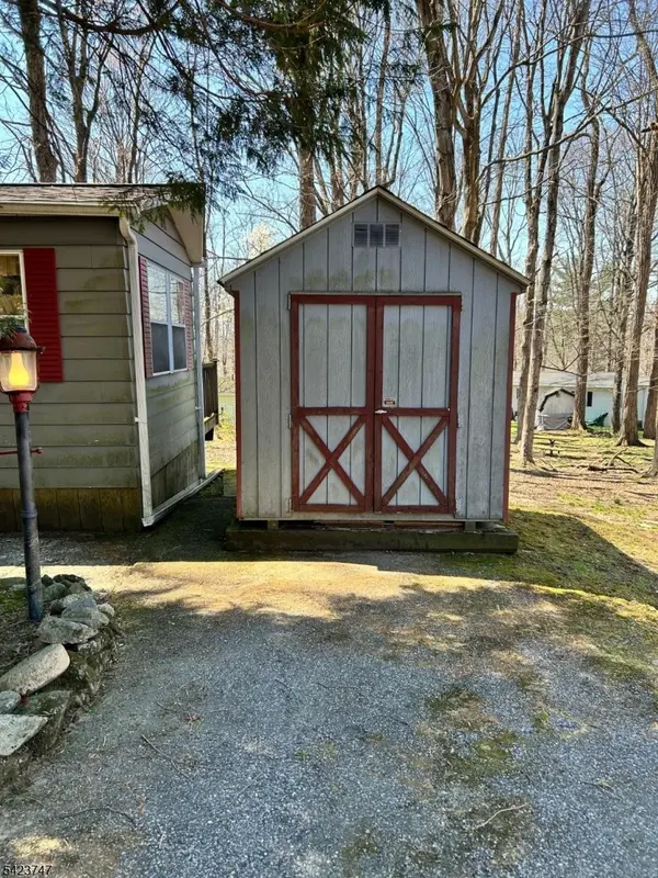 10 Watergate Dr, High Bridge Boro, NJ 08829