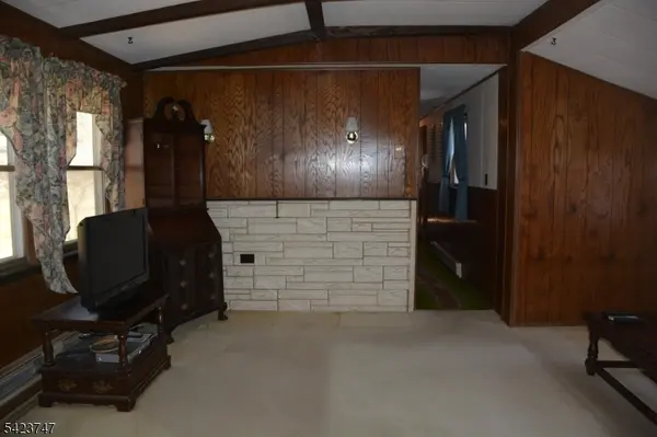 10 Watergate Dr, High Bridge Boro, NJ 08829