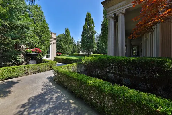 489 Lakeshore RD E, Oakville, ON L6J 1K4