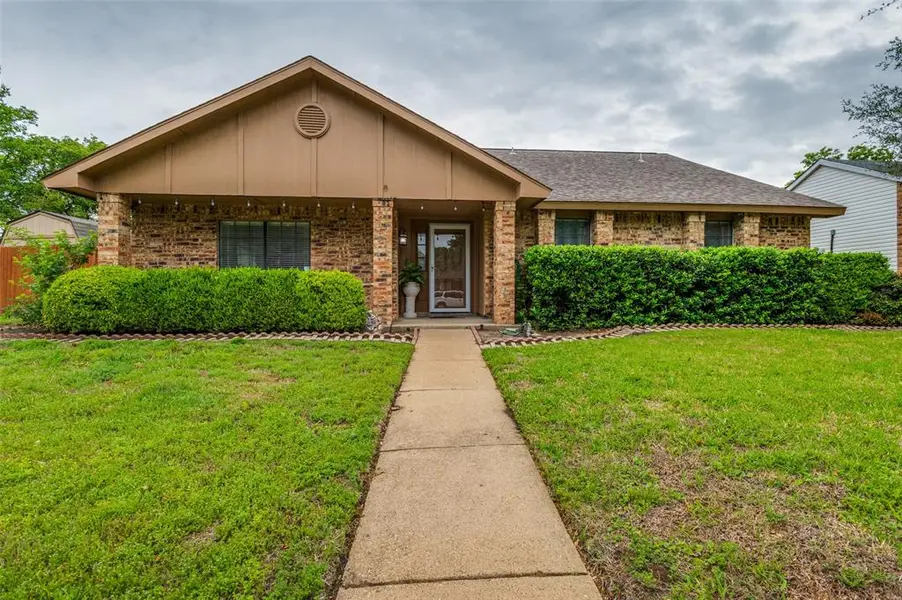 402 Chestnut Drive, Grand Prairie, TX 75052