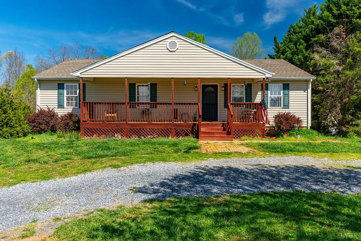2305 Smith Mountain Lake Pkwy, Huddleston, VA 24104