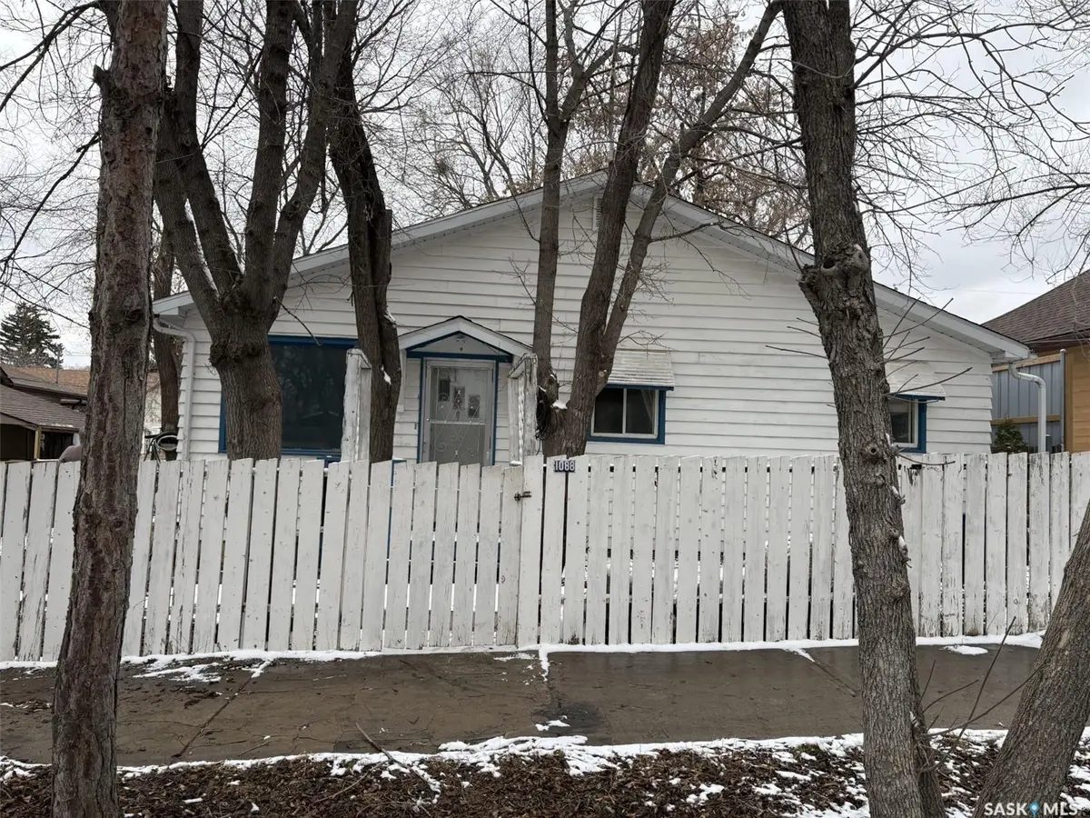 1088 Wolfe AVENUE, Moose Jaw, SK S6H 1J7