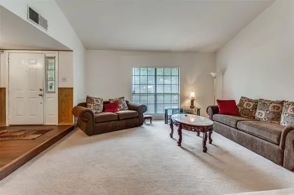 402 Chestnut Drive, Grand Prairie, TX 75052