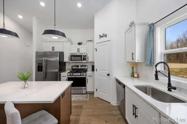 1548 N Village CIR, Oshtemo Twp, MI 49009