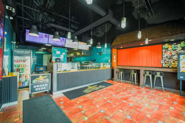 1435 Plains RD E #2, Burlington, ON L7R 3P9