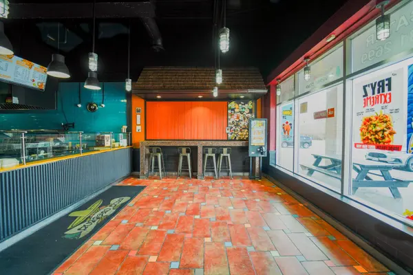 1435 Plains RD E #2, Burlington, ON L7R 3P9