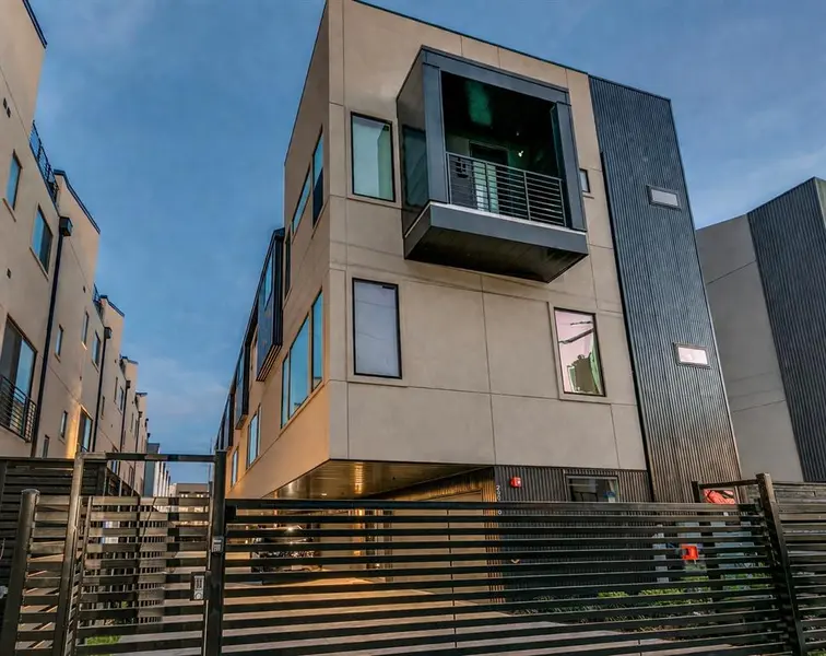 2908 Hawthorne Avenue #104, Dallas, TX 75219