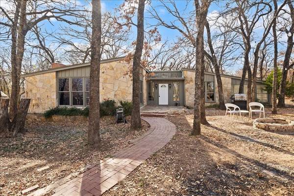 100 Sands Drive, Azle, TX 76020