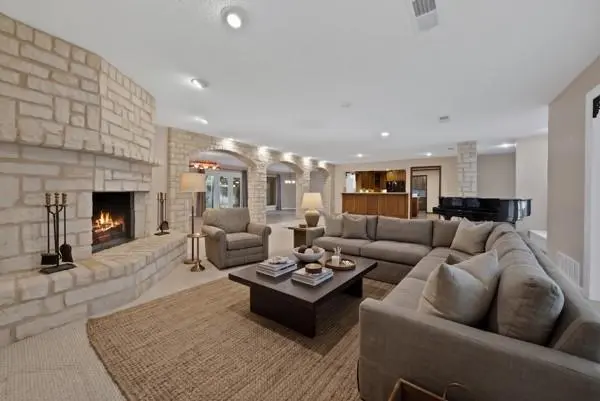 1008 Loch Lomond Drive, Arlington, TX 76012